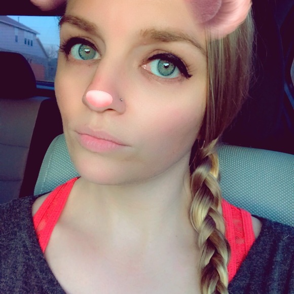 Hi I’m Sarah! 👋🏻 Welcome to my closet! - Picture 1 of 1